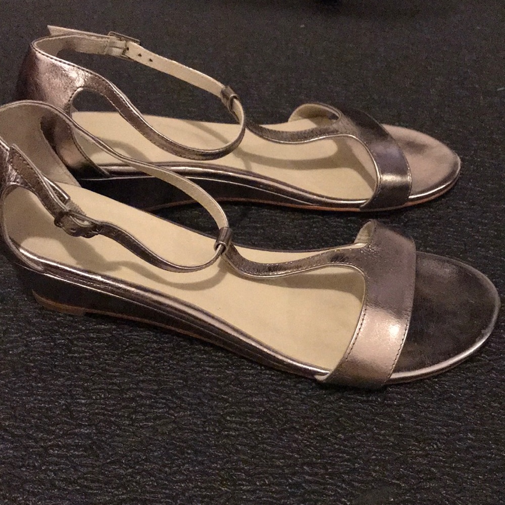 Boden T strap metallic low heel sandals, size 39